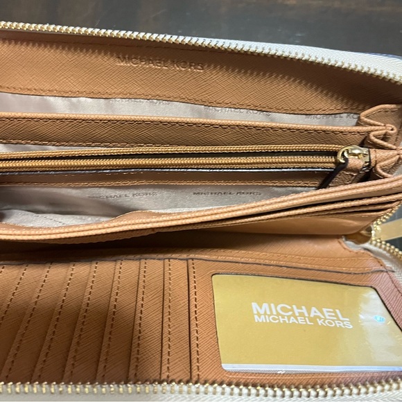 Michael Kors Jet Set Continental Accordion Wallet - Picture 10 of 13